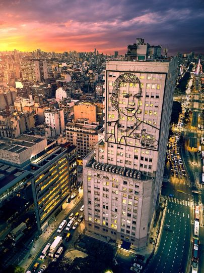 El otrora Ministerio de Obras Públicas donde hoy funciona el Ministerio de Desarrollo Social y tiene una gigantesca imagen de Eva Perón.